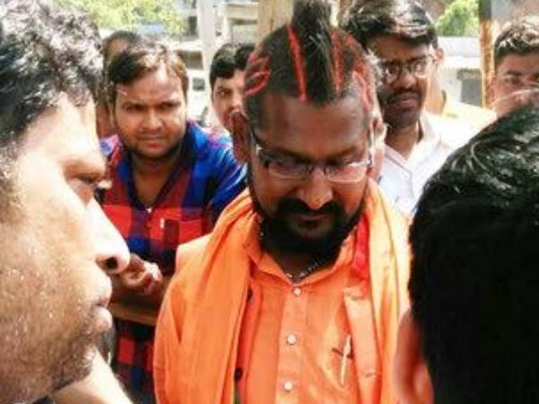 PICs: मोदी और योगी नाम का मांग में भरता है सिंदूर, ये है 'नागराज' का लेटेस्ट स्टाइल PICs: मोदी और योगी नाम का मांग में भरता है सिंदूर, ये है 'नागराज' का लेटेस्ट स्टाइल