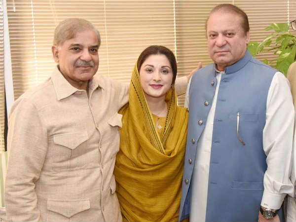 सुप्रीम कोर्ट से मिली पाक प्रधानमंत्री नवाज शरीफ को बड़ी राहत, नहीं जाएगी कुर्सी सुप्रीम कोर्ट से मिली पाक प्रधानमंत्री नवाज शरीफ को बड़ी राहत, नहीं जाएगी कुर्सी