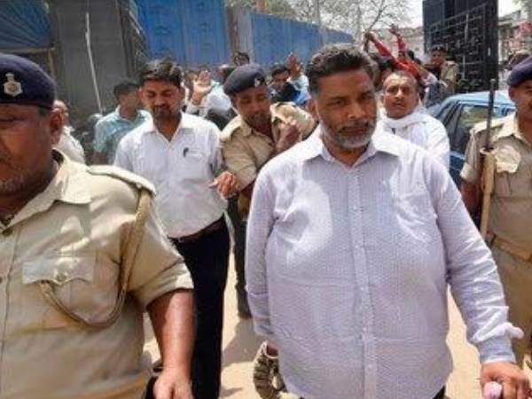 पटना: सांसद पप्पू यादव को हथकड़ी लगाने वाले दरोगा के साथ 11 पुलिसकर्मी सस्पेंड