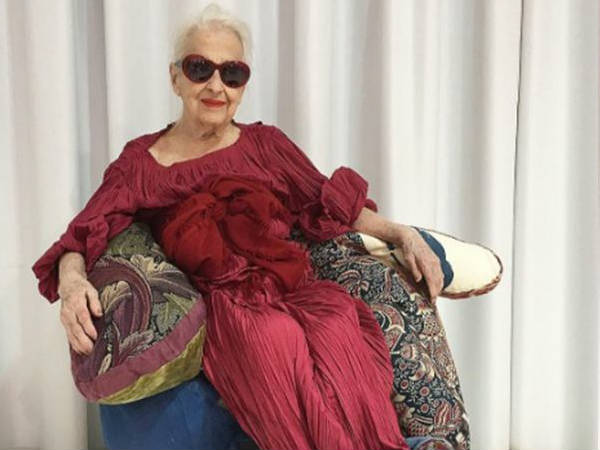 95 की उम्र में भी सीखाती हैं फैशन के जलवे 