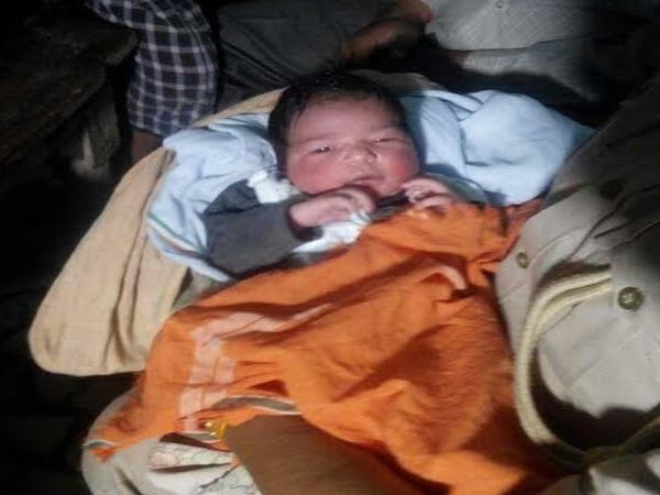 यूं ही नहीं हैं महिलाएं आगे, तस्वीरें बता रही हैं कितना बड़ा है पुलिस वाली का दिल