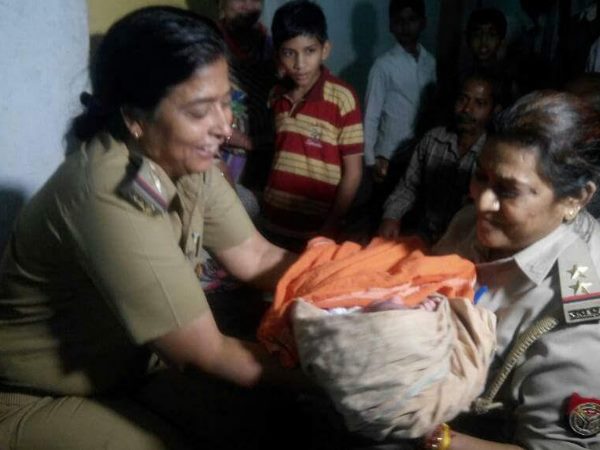यूं ही नहीं हैं महिलाएं आगे, तस्वीरें बता रही हैं कितना बड़ा है पुलिस वाली का दिल