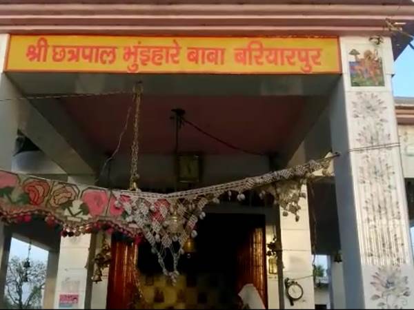 UP:जंजीर से बांंध लड़की का इलाज करता है बाबा, देखिए तस्वीरें