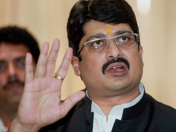 राजा भैया के पिता से मुंबई की कंपनी ने की सवा करोड़ की ठगी