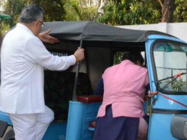 जब काफिला छोड़ ऑटो से कलेक्ट्रेट पहुंचे छत्तीसगढ़ के सीएम रमन सिंह