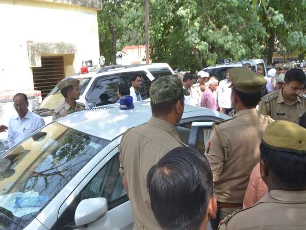 योगीराज: मोदी की काशी में लाल बत्ती वाली नेता जी की गईं पैदल