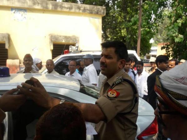 योगीराज: मोदी की काशी में लाल बत्ती वाली नेता जी की गईं पैदल