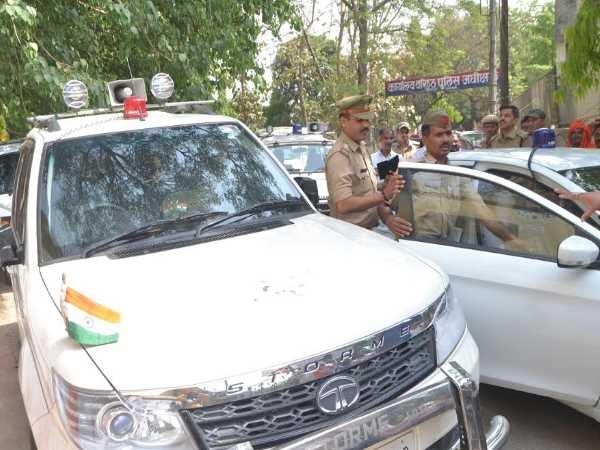 योगीराज: मोदी की काशी में लाल बत्ती वाली नेता जी की गईं पैदल