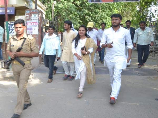 योगीराज: मोदी की काशी में लाल बत्ती वाली नेता जी की गईं पैदल