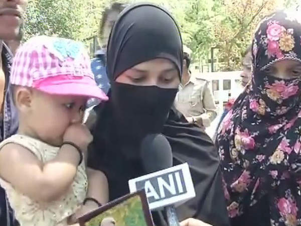  चरित्र पर सवाल उठाते हैं, गालिया देते हैं