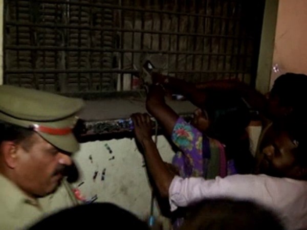 VIDEO: शराब दुकान पर महिलाओं ने की तोड़फोड़, हुई अनोखी घटना