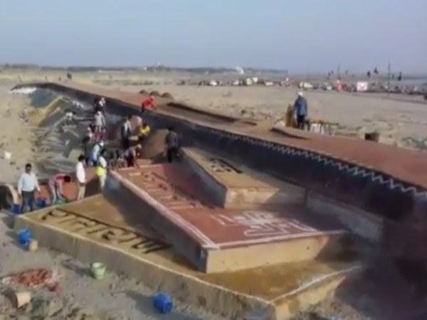 PICs: दुनिया की सबसे लंबी वीणा मां सरस्वती को अर्पित, रेत से कृलाकृति का ये देखिए अद्भुत नजारा