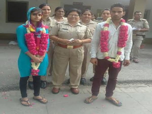 फिल्मी स्टाइल से महिला पुलिस वाली ने की कार्रवाई, दूल्हों को मंडप से उठाया और पीड़ितों की भरवाई मांग फिल्मी स्टाइल से महिला पुलिस वाली ने की कार्रवाई, दूल्हों को मंडप से उठाया और पीड़ितों की भरवाई मांग