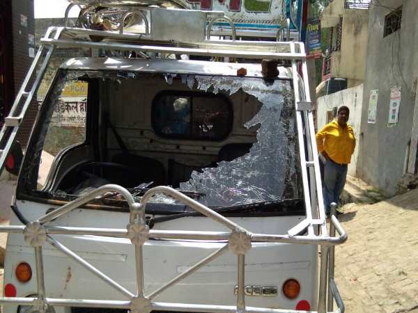 सहारनपुर: शोभायात्रा के दौरान दो पक्षों में बवाल, पथराव से स्थिति तनावपूर्ण सहारनपुर: शोभायात्रा के दौरान दो पक्षों में बवाल, पथराव से स्थिति तनावपूर्ण