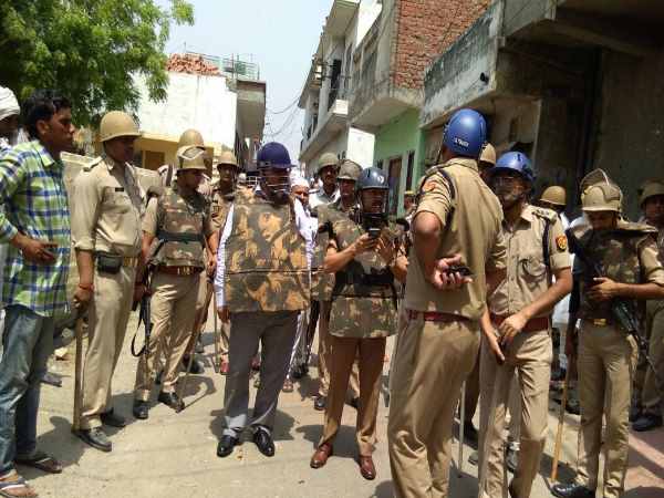 सहारनपुर: शोभायात्रा के दौरान दो पक्षों में बवाल, पथराव से स्थिति तनावपूर्ण सहारनपुर: शोभायात्रा के दौरान दो पक्षों में बवाल, पथराव से स्थिति तनावपूर्ण