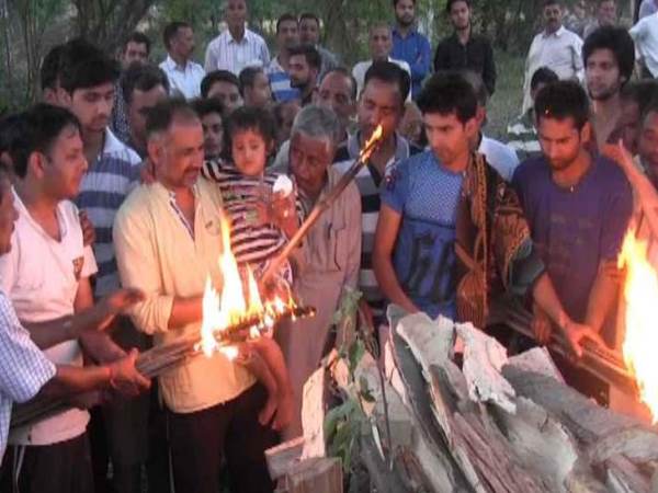 3 साल की मासूम ने दी बहादुर पिता को अंतिम विदाई, पार्थिव शरीर पर रखे फूलों को देख कहा चाहिए मुझे भी!