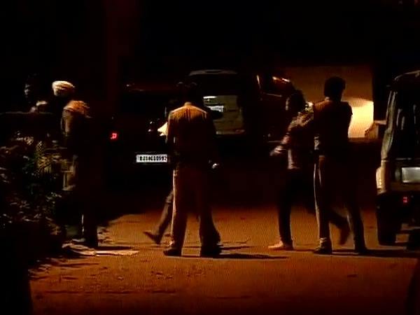 स्मृति इरानी का पीछा करने वाले चार लोग पुलिस हिरासत में