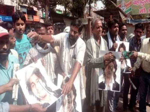 इलाहाबाद: 'सोनू निगम को एक जूता मारने पर 1 लाख का इनाम', कांग्रेस नेता का विवादित पोस्टर