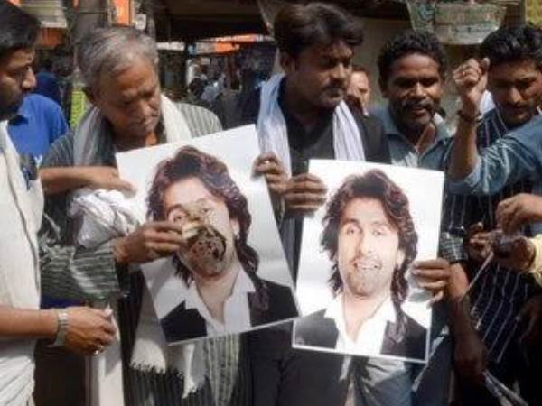 इलाहाबाद: 'सोनू निगम को एक जूता मारने पर 1 लाख का इनाम', कांग्रेस नेता का विवादित पोस्टर