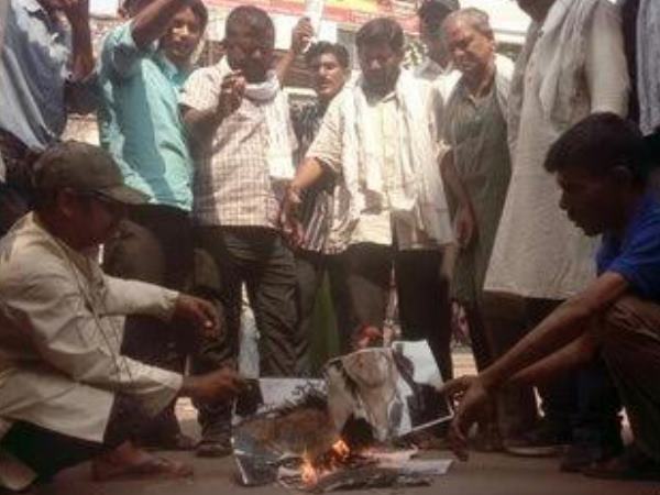 इलाहाबाद: 'सोनू निगम को एक जूता मारने पर 1 लाख का इनाम', कांग्रेस नेता का विवादित पोस्टर