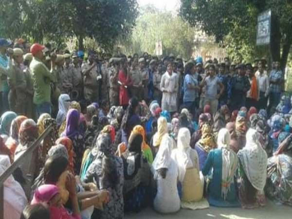 इलाहाबाद यूनिवर्सिटी में बवाल, आधी रात छात्रों ने रजिस्ट्रार के घर बोला धावा इलाहाबाद यूनिवर्सिटी में बवाल, आधी रात छात्रों ने रजिस्ट्रार के घर बोला धावा