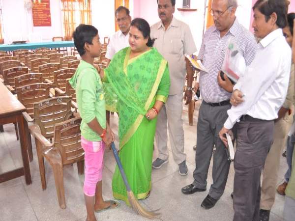 मंत्री ने लगा दी टीचर की क्लास, स्कूल में पढ़ाने की बजाए खिला रही थी अपना बच्चा, देखिए VIDEO