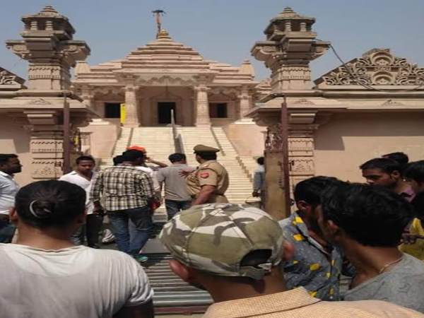 PICS: सांप्रदायिक हरकत से बिगड़ा मंदिर का माहौल, भक्तों में मची अफरा-तफरी तो बुलानी पड़ी फोर्स