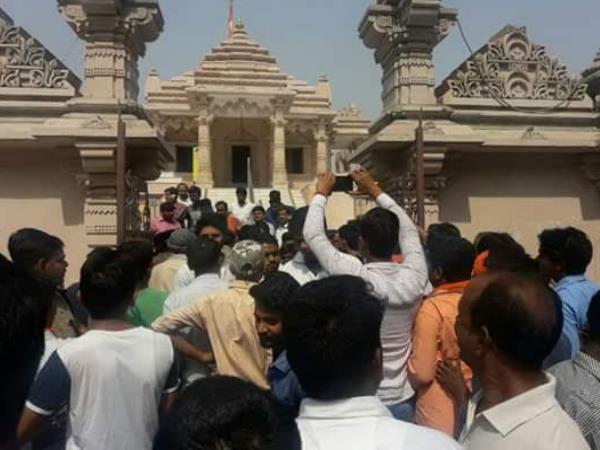 PICS: सांप्रदायिक हरकत से बिगड़ा मंदिर का माहौल, भक्तों में मची अफरा-तफरी तो बुलानी पड़ी फोर्स