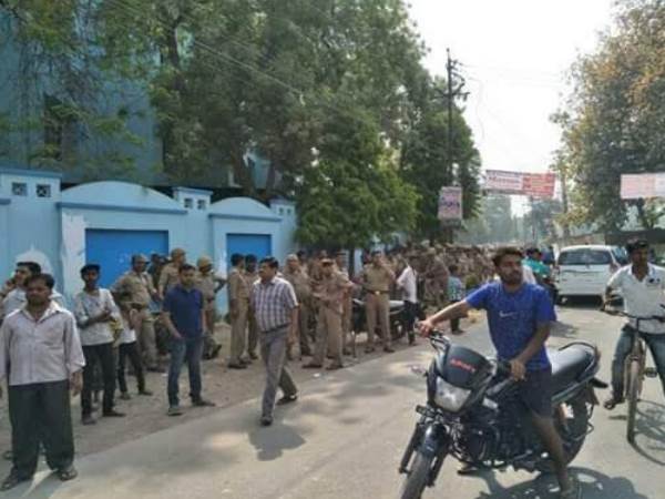 PICS: सांप्रदायिक हरकत से बिगड़ा मंदिर का माहौल, भक्तों में मची अफरा-तफरी तो बुलानी पड़ी फोर्स