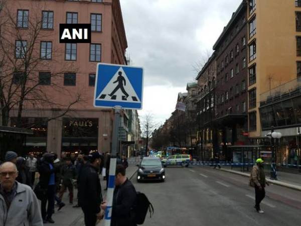 डिपार्टमेंटल स्टोर में ट्रक ने कईयों को कुचला