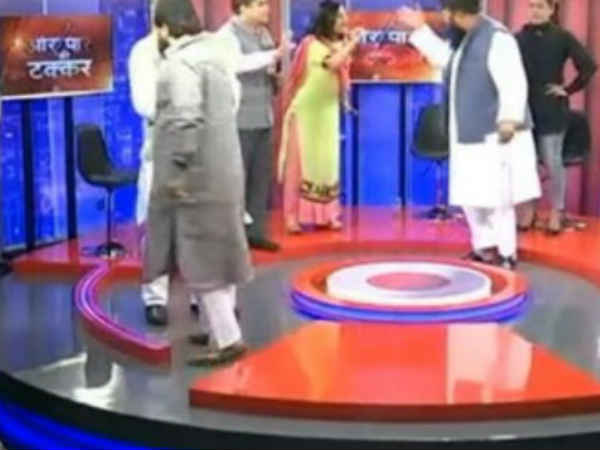 TV शो में तीन तलाक पर हो रही थी बहस, शाजिया इल्मी पर बरस पड़े मौलाना, हाथापाई की नौबत TV शो में तीन तलाक पर हो रही थी बहस, शाजिया इल्मी पर बरस पड़े मौलाना, हाथापाई की नौबत