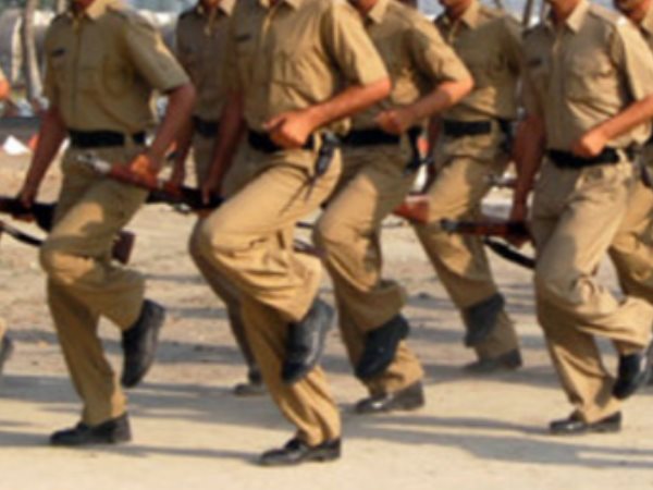 योगी सरकार में 'वर्दीवाले रोमियो' पर भी आई आफत, एक सस्पेंड, दूसरा लाइन हाजिर