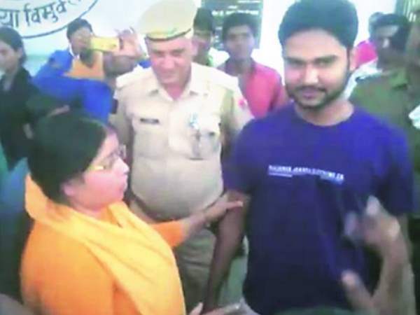 गौरक्षा के नाम पर हिंसा करने वाले को साध्वी ने बताया 'भगत सिंह', कहा- कुछ गलत नहीं किया गौरक्षा के नाम पर हिंसा करने वाले को साध्वी ने बताया 'भगत सिंह', कहा- कुछ गलत नहीं किया