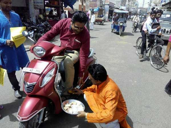 शाहजहांपुर: विरोध का अपनाया ऐसा तरीका की सब देने लगे साथ, महंगी होती शिक्षा पर है नाराजगी