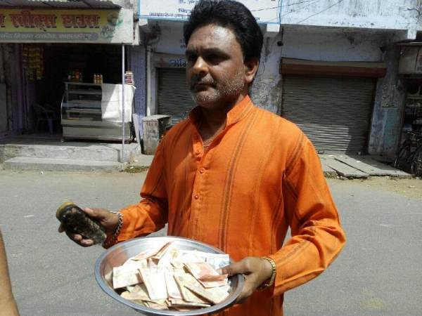 शाहजहांपुर: विरोध का अपनाया ऐसा तरीका की सब देने लगे साथ, महंगी होती शिक्षा पर है नाराजगी