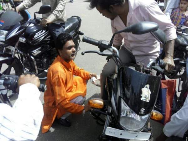 शाहजहांपुर: विरोध का अपनाया ऐसा तरीका की सब देने लगे साथ, महंगी होती शिक्षा पर है नाराजगी