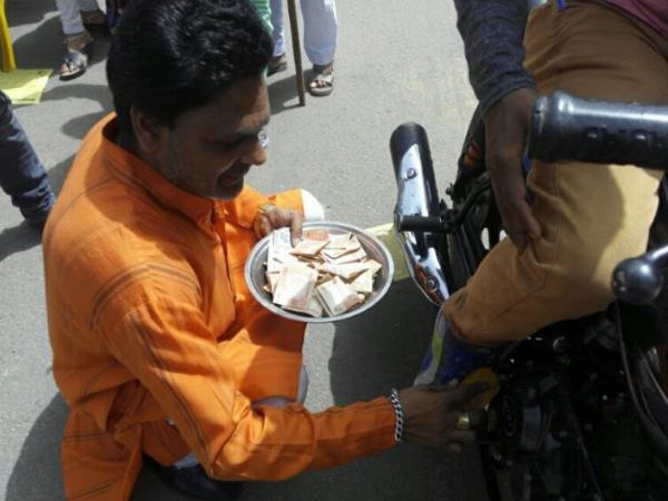 शाहजहांपुर: विरोध का अपनाया ऐसा तरीका की सब देने लगे साथ, महंगी होती शिक्षा पर है नाराजगी