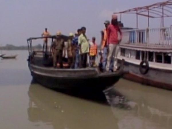 पश्चिम बंगाल में नदी का पुल टूटा, तीन की मौत, सैकड़ों बहे