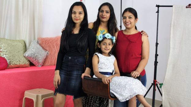 भारत का वो परिवार जिसका हर सदस्य चलाता है यूट्यूब चैनल! भारत का वो परिवार जिसका हर सदस्य चलाता है यूट्यूब चैनल!