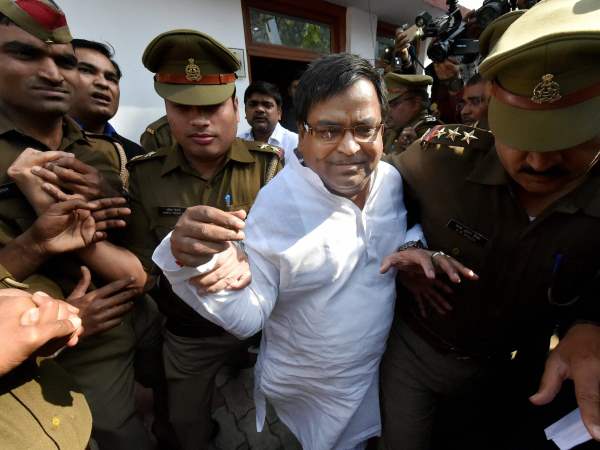 गायत्री प्रजापति के खिलाफ गैंगरेप का केस