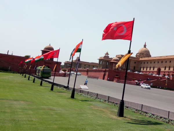 तिरंगे के साथ नजर आया टर्की का झंडा 
