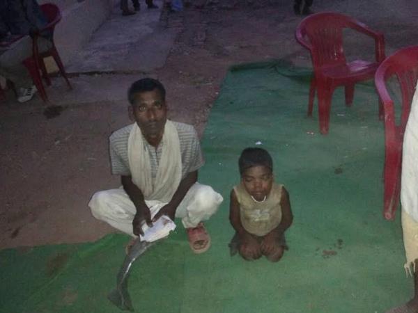 गले में आधार कार्ड लटकाकर मांंग रहा भोजन