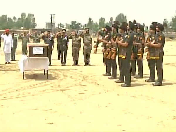 शहादत पर गर्व लेकिन सरकार से नाराजगी