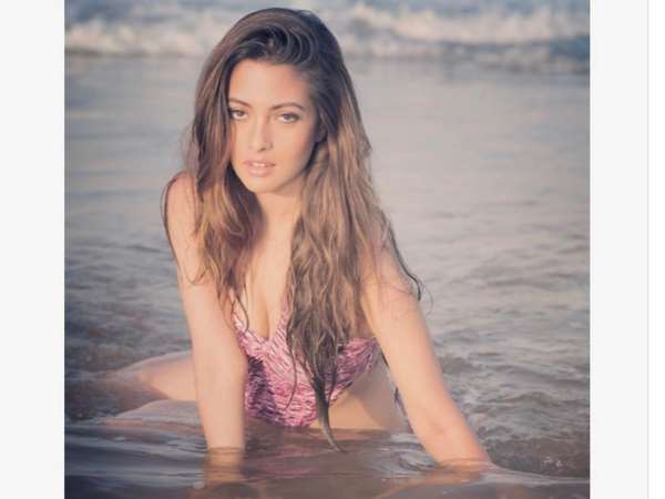 पानी में दिख रहीं हैं