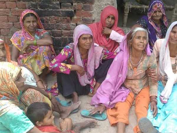 इलाके में तनाव, पुलिसबल तैनात