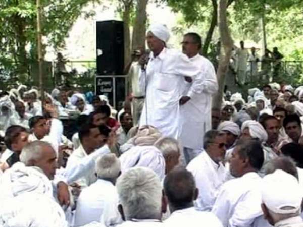 पंचायत ने लिए कई फैसले, लगाए कई आर्थिक जुर्माने