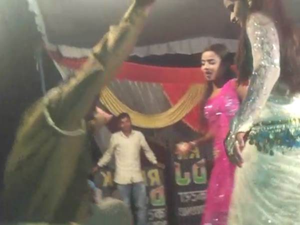 बार बालाओं को डांस करते देख स्टेज पर चढ़ा पुलिसवाला