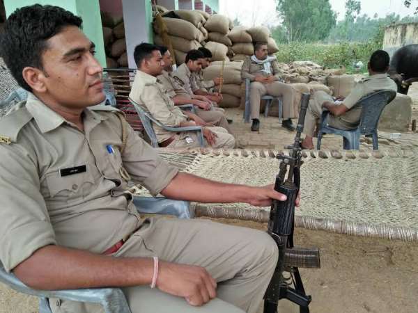 गांव में पुलिस बल तैनात