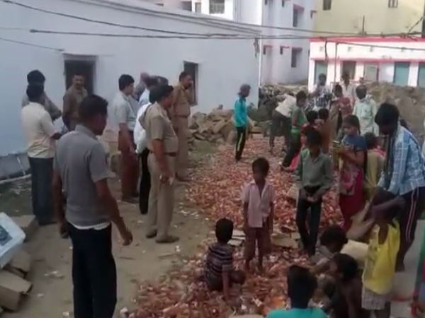 जिन हाथों में होनी थी किताब, थमा दी देसी शराब