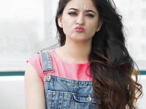 पीछे से कर रहा था अश्लील हरकत